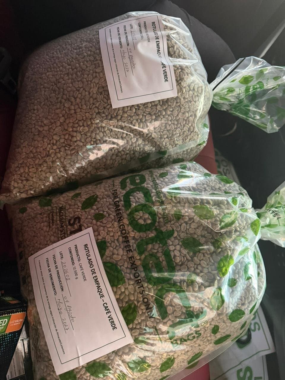 Råkaffe pakket for eksport i vakuumsekker merket café verde